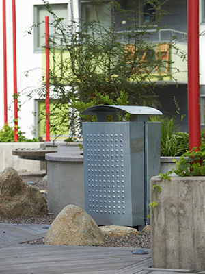 The Sergel litter bin outside an appartment building.